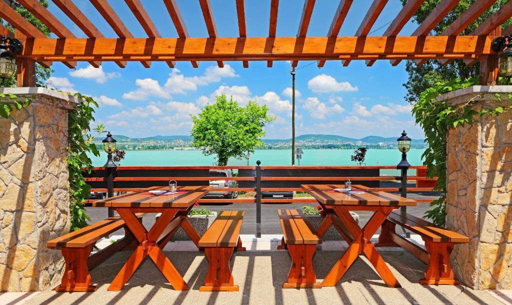 Lepke Apartmanhaz Es Etterem Tihany Ngoại thất bức ảnh